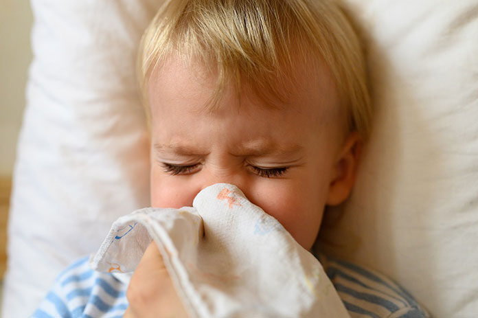 Jak pomóc dziecku w trakcie przeziębienia